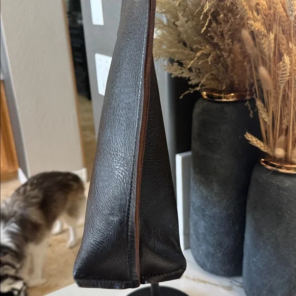 Elegant Black Vegan Leather tote strong magnetic closure - Picture 4 of 14